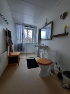 Koupelna v ubytování Fyrbo + 33 fotografií