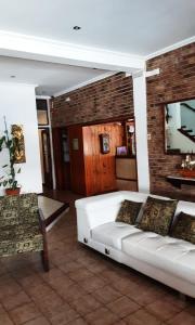 un soggiorno con un divano e un tavolo di Hotel Centro a Piriápolis