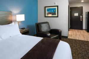 Tempat tidur dalam kamar di My Place Hotel-Wenatchee, WA