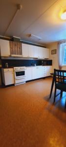 A kitchen or kitchenette at Fyrbo