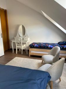 ein Schlafzimmer mit einem Bett, einem Stuhl und einem Spiegel in der Unterkunft Paris City Flat 51M carrée Appt 105 F2 Grd Paris in Alfortville