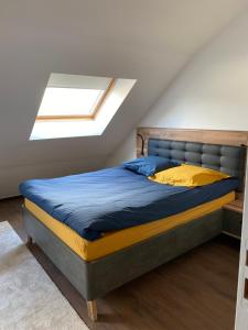 Bett in einem Schlafzimmer mit Dachfenster in der Unterkunft Paris City Flat 51M carrée Appt 105 F2 Grd Paris in Alfortville