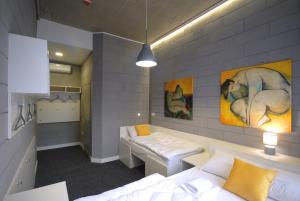 Postel nebo postele na pokoji v ubytování Cubby Hotel