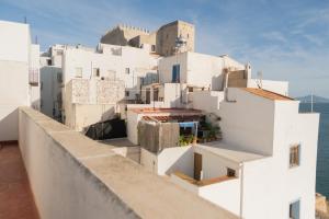 a group of white buildings with the ocean in the background at BALCO AL MAR in Peñíscola