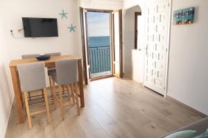 a dining room with a table and a view of the ocean at BALCO AL MAR in Peñíscola