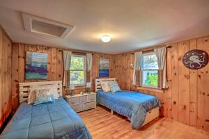 Ένα ή περισσότερα κρεβάτια σε δωμάτιο στο Cape Cod Cottage Deck, Grill and Kayaks, Near Beach