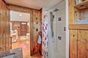 Ένα μπάνιο στο Cape Cod Cottage Deck, Grill and Kayaks, Near Beach +18 φωτογραφίες
