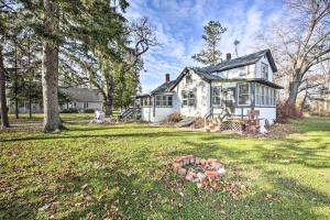 una casa blanca con un árbol y un patio en Twin Lakes Cottage Less Than 1 Mi to Elizabeth Lake! en Twin Lakes