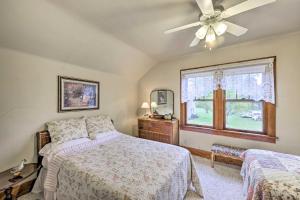 Un pat sau paturi într-o cameră la Twin Lakes Cottage Less Than 1 Mi to Elizabeth Lake!
