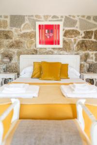 Un pat sau paturi într-o cameră la Casa Monte do Cervo