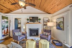 ein Wohnzimmer mit 2 Stühlen und einem Kamin in der Unterkunft Sunny Hill Cottage Dry Ridge Escape with Deck! in Dry Ridge