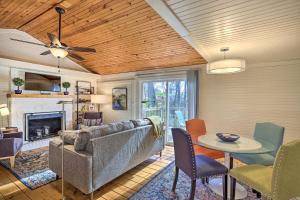ein Wohnzimmer mit einem Sofa und einem Tisch in der Unterkunft Sunny Hill Cottage Dry Ridge Escape with Deck! in Dry Ridge