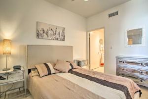 Giường trong phòng chung tại 1 Mi to Dtwn Cathedral City Condo with Balcony