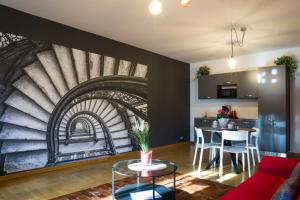 a living room with a wall mural of an archway at Mandi Mandi al centro in Udine