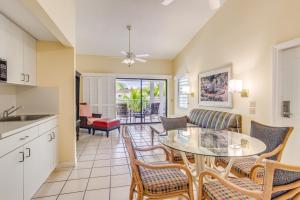 une cuisine et un salon avec une table et des chaises dans l'établissement Marina Del Mar Resort and Marina, à Key Largo