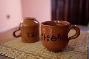 zwei Tassen auf einem Tisch in der Unterkunft Le Village du Toubkal in Imlil