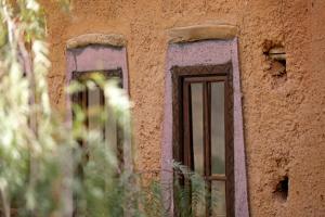 ein Gebäude mit zwei Seitenfenstern in der Unterkunft Le Village du Toubkal in Imlil