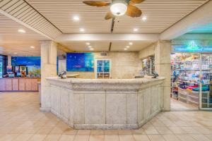 un hall d'entrée avec un grand comptoir en pierre dans un magasin dans l'établissement Marina Del Mar Resort and Marina, à Key Largo 35 autres photos