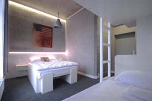 Postel nebo postele na pokoji v ubytování Cubby Hotel
