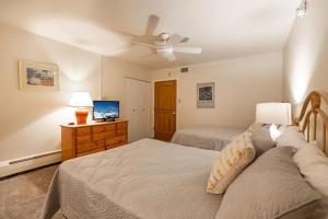 A bed or beds in a room at Nine Vail Road in Vail Village