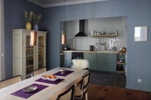 O bucătărie sau chicinetă la Modern, traditional , bright and stylish appartement
