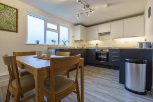 Kuchyň nebo kuchyňský kout v ubytování Private deck with newly refurbished flat attached!
