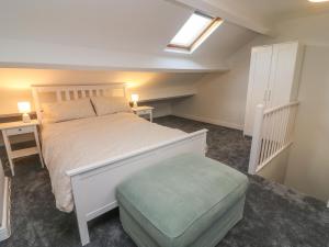 sypialnia z łóżkiem i świetlikiem w obiekcie Ribblesdale Cottage w mieście Settle