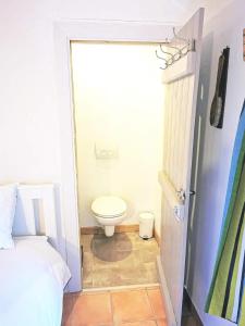 ein Bad mit einem Bett und einem WC in einem Zimmer in der Unterkunft Studio la Gileppe in Jalhay
