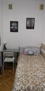 una camera con un letto con due immagini sul muro di Mira Rent House a Varsavia