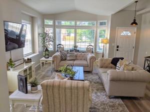 a living room with couches and a table at Meridian BnB ID - Pristine 4BR 2BA Spacious Home In The Heart Of Meridian Near Boise in Meridian