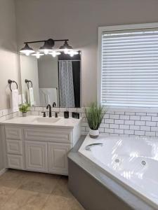 Ένα μπάνιο στο Meridian BnB ID - Pristine 4BR 2BA Spacious Home In The Heart Of Meridian Near Boise +13 φωτογραφίες