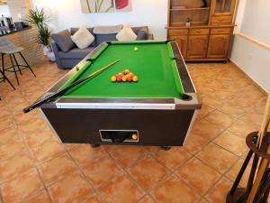 Biliár nebo kulečník v ubytování luxury apartments sea views with pool