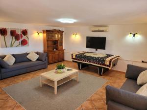 TV a/nebo společenská místnost v ubytování luxury apartments sea views with pool