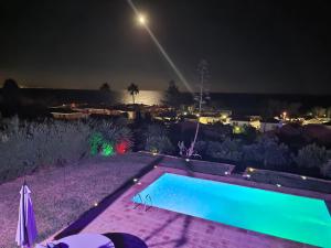 Bazén v ubytování luxury apartments sea views with pool nebo v jeho okolí