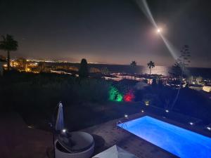 Bazén v ubytování luxury apartments sea views with pool nebo v jeho okolí