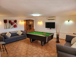 Posezení v ubytování luxury apartments sea views with pool