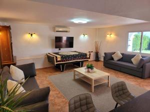 Posezení v ubytování luxury apartments sea views with pool