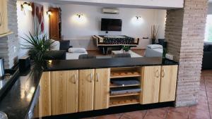 TV a/nebo společenská místnost v ubytování luxury apartments sea views with pool