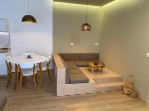 un salon avec un canapé et une table dans l'établissement Nord House, à Korçë