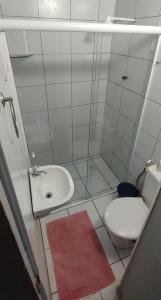 ein weißes Badezimmer mit Waschbecken und Toilette in der Unterkunft Sibauma Aparts in Pipa + 20 Fotos