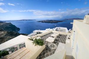 ein Blick auf das Meer von einem Haus in der Unterkunft 360 Blue in Fira