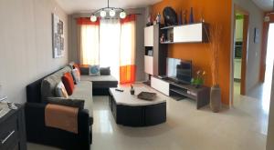 een woonkamer met een bank en een tv bij Casa Nurita y el Cho in Gran Tarajal