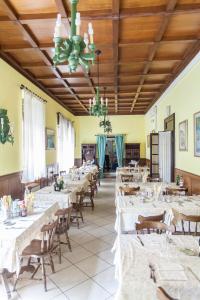 Reštaurácia alebo iné gastronomické zariadenie v ubytovaní Hotel Ristorante San Carlo