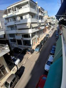 een stadsstraat met auto's geparkeerd voor gebouwen bij Maklen in Athene