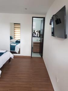 um quarto com 2 camas e um espelho em Hotel Takuara em Vergara