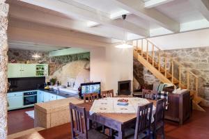 a kitchen and dining room with a table and chairs at Traços D'Outrora in Vale de Cambra