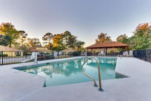 The swimming pool at or close to Mariners Suites - Kingsland