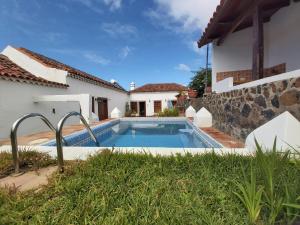 Bazén v ubytování Holidays Tenerife breakfast inclusive wifi pool fr nebo v jeho okolí