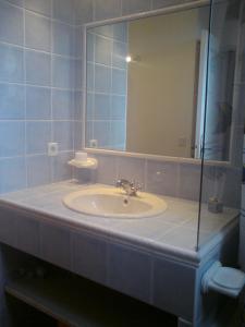 ein Badezimmer mit Waschbecken und Spiegel in der Unterkunft PROVENÇAL HOUSE IN FAYENCE with POOL & INDOOR SPA in Fayence + 50 Fotos