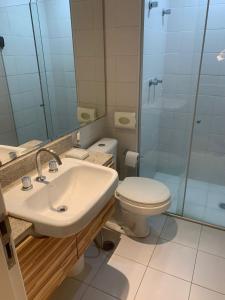 y baño con lavabo, aseo y ducha. en Duplex NYC Berrini 1 dormitório - ao lado do WTC, en São Paulo
